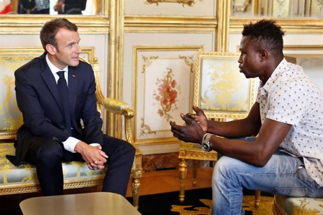 الرئيس الفرنسي يمنح مهاجرا غيرشرعي الجنسية الفرنسية وتوظيفه(فيديو)