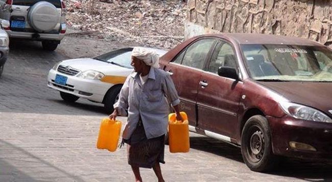 بالصور..أزمة مياه خانقة تحرم المواطنين فرحة العيد في عدن بجنوب اليمن