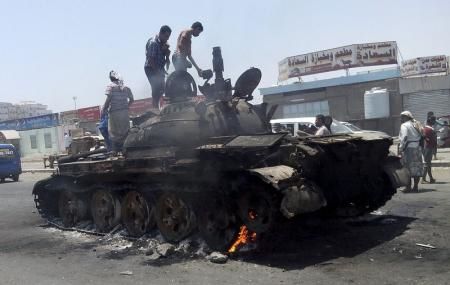 تفاصيل معارك وضربات جوية بجميع أنحاء اليمن وسط احتمال بعيد للحوار